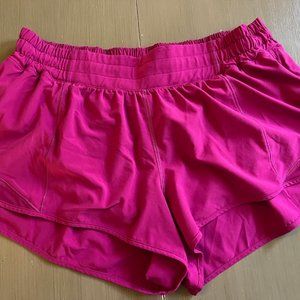 Lululemon Hotty Hot Low Rise 2.5' short - Fuchsia, size 12